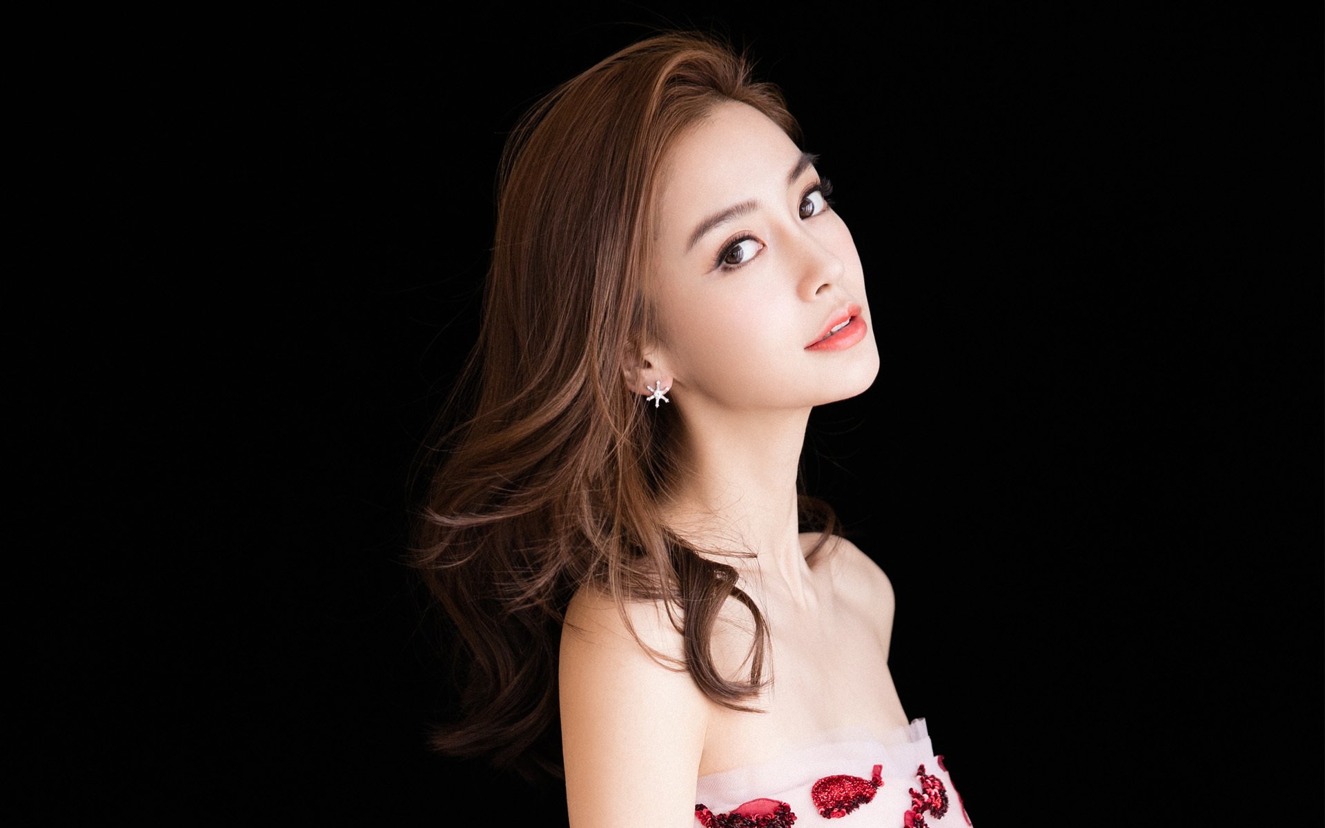 开云ky官网-库里开设公益训练营扶持低收入学生,库里做慈善有哪些